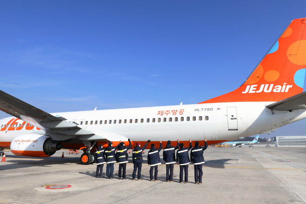 19일 오전 김포국제공항에서 제주항공 임직원들이 기재 반납을 위해 떠나는 HL7780 항공기를 배웅하고 있다.ⓒ제주항공