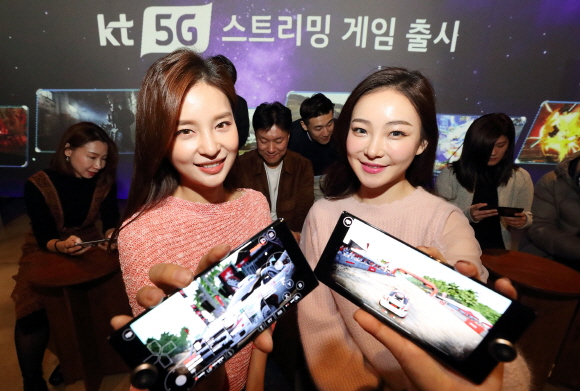 KT 모델들이 5G 스마트폰으로 'KT 5G 스트리밍 서비스'를 체험하고 있다.ⓒKT