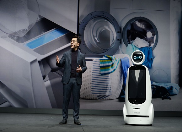 박일평 LG전자 CTO(최고기술책임자) 사장이 '고객의 더 나은 삶을 위한 인공지능'을 주제로 지난해 'CES 2019' 개막 기조연설을 진행했다. 박 사장 옆은 로봇 최초로 공동연사로 나선 LG 클로이 가이드봇ⓒLG전자 