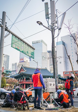 SK텔레콤 직원들이 연말연시를 앞두고 서울 종로구 보신각 인근 기지국을 점검하고 있는 모습. ⓒSKT