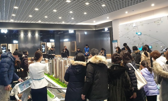 27일 오픈한 서울 강남구 대치동 자이갤러리 1층 개포프레지던스자이 견본주택에서 예비 청약자들이 관람하고 있다. ⓒEBN