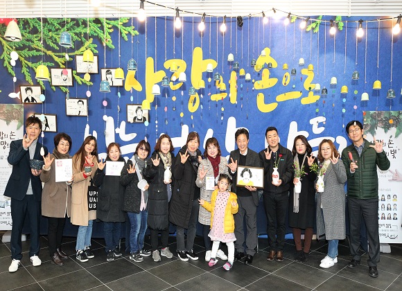 지난 26일 한국동서발전 본사에서 열린 ‘청각장애인 제작 도자기 전시회’ 기념 사진.