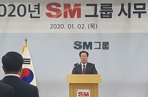 우오현 SM그룹 회장이 2일 광주 본사에서 열린 시무식에서 임직원들에게 인사말을 하고 있다.ⓒSM그룹