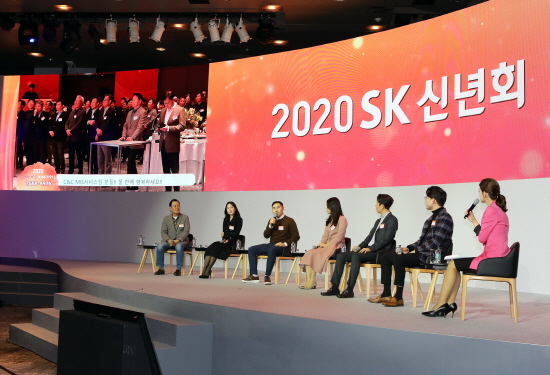 SK그룹은 2일 서울 광진구 워커힐호텔에서 2020년 신년회를 개최했다. 최태원 회장, 최재원 SK수석부회장, 최창원 SK디스커버리 부회장, 조대식 SUPEX추구협의회 의장 및 7개 위원회 위원장, 주요 관계사 CEO 등 600여명이 참석했다.