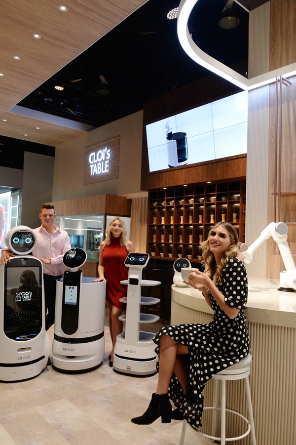 LG전자 모델들이 '클로이 테이블(CLOi’s Table)' 전시존에서 고객들이 식당에서 경험할 수 있는 다양한 로봇 서비스를 소개하고 있다.ⓒLG전자