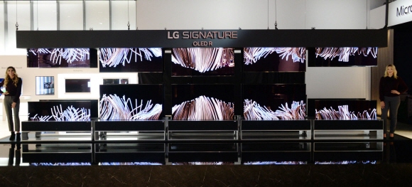 LG전자 모델들이 세계 최초 롤러블 올레드 TV인 'LG 시그니처 올레드 R'를 소개하고 있다.ⓒLG전자