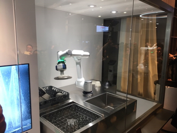 LG 씽큐 존에서 로봇이 설거지를 하고 있다.ⓒEBN