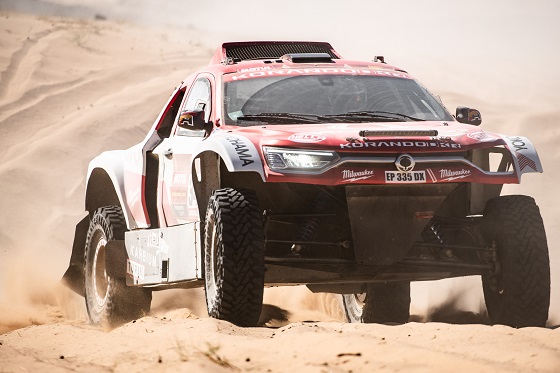 지난 5일 사우디 아바리아의 제다(Jeddah)에서 열린 2020 다카르 랠리의 제 1구간 레이스에서 쌍용모터스포츠팀이 코란도 DKR을 타고 거친 사막을 건너고 있다. ⓒ쌍용자동차