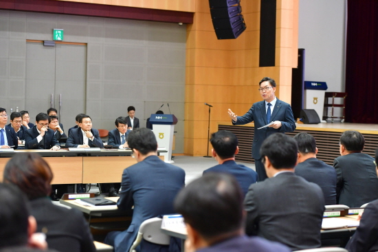 7일 농협은행 본점 대강당에서 이대훈 은행장과 임직원들이 현안사항을 논의하고 있다.ⓒNH농협은행