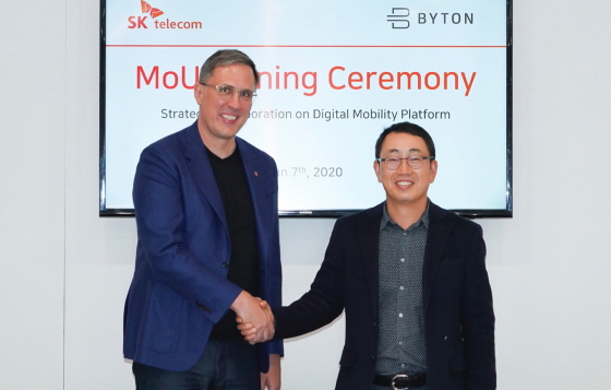 SK텔레콤 유영상 MNO 사업부장(오른쪽)과 바이톤 다니엘 키르헤르트 CEO가 7일 미국 라스베이거스 CES 2020 현장에서 '차세대 전기차 한국 출시 위한 포괄적 협력'을 협약을 체결하는 모습
