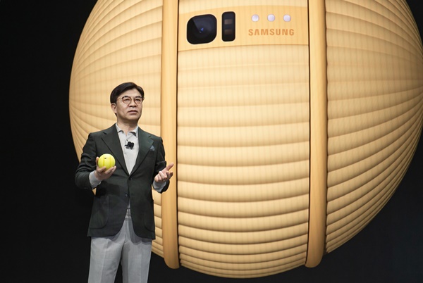 삼성전자 김현석 대표가 첨단 하드웨어와 인공지능 기술이 결합된 개인 맞춤형 케어를 강조하면서 지능형 컴퍼니언 로봇(Companion Robot) ‘볼리(Ballie)’를 소개하고 있다. ⓒ삼성전자