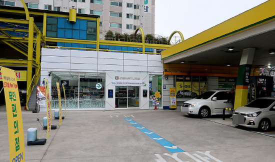 서울 강서구 공항대로의 하이웨이주유소. 국내 주유소 최초의 미래형 무인편의점인 '세븐일레븐 시그니처'