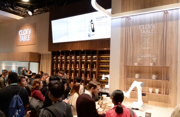 LG전자가 CES 2020에서 '클로이 테이블' 전시존을 별도로 마련해 고객들이 식당에서 경험할 수 있는 다양한 로봇 서비스를 선보이며 관람객들의 이목을 집중시켰다.ⓒLG전자