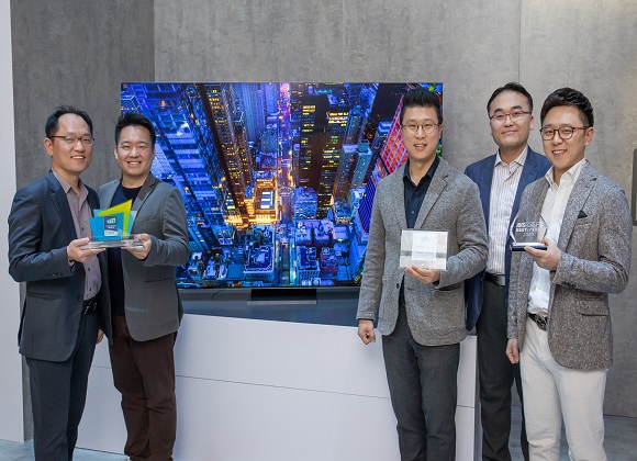 삼성전자 개발/기획 담당자들이 2020년형 QLED 8K가 수상한 CES 혁신상과 현장 어워드 상패를 들고 기념촬영을 하고 있다. 