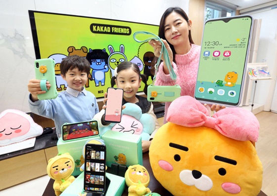 LG유플러스는 신학기를 맞이해 초등학생 맞춤형 스마트폰 ‘카카오리틀프렌즈폰3’를 17일 단독 출시한다고 밝혔다. ⓒLGU+