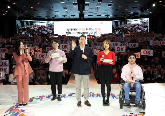 최태원 SK 회장(가운데)이 15일 서울 광장동 워커힐호텔에서 열린 '2020 신입사원과의 대화'에서 질문에 답하는 모습
