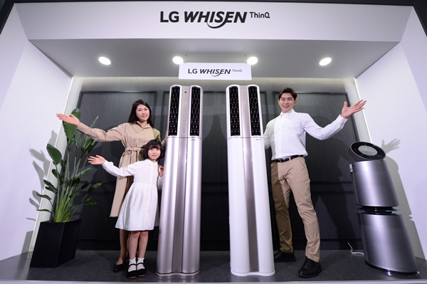 LG전자가 16일 2020년형 ‘LG 휘센 씽큐 에어컨’ 신제품 29종을 선보이고 같은 날 본격적인 판매에 들어갔다. 
LG전자 모델이 더 편리하고 쾌적해진 2020년형 LG 휘센 씽큐 에어컨 신제품을 소개하고 있다. ⓒLG전자
