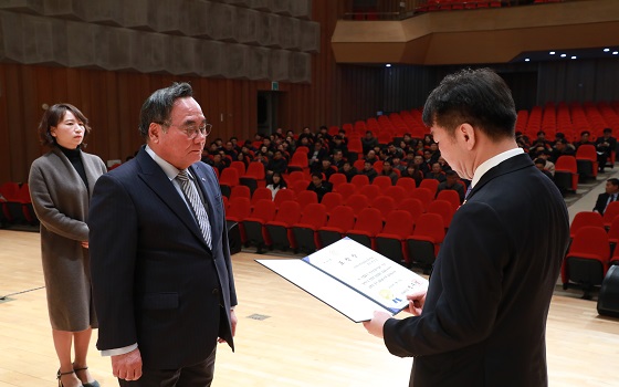 한국레미콘공업협동조합연합회는 17일 조달청 본청 대강당에서 진행된 개청 71주년 기념 행사에서 조달청장상을 수상했다.ⓒ한국레미콘공업협동조합연합회