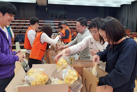 호반그룹 임직원 봉사단원들이 18일 서울 서초구 우면동 호반파크 2관에서 서초구자원봉사센터 관계자들과 함께 소외이웃들에 전달할 물품을 포장하고 있다.ⓒ호반그룹