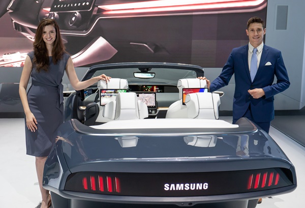삼성전자 모델들이 개인에게 최적화된 환경과 인포테인먼트 시스템을 제공하는 차량용 '디지털 콕핏 2020'를 시연하고 있다. ⓒ삼성전자
