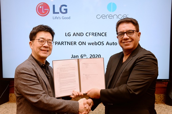 LG전자와 美 쎄렌스(Cerence)社가 최근 美 라스베이거스에서 차량용 솔루션을 공동으로 개발하기 위한 양해각서(MOU)를 체결했다. (사진은 LG전자 CTO 박일평 사장(왼쪽)과 쎄렌스社 CEO 산자이 다완(Sanjay Dhawan))ⓒLG전자