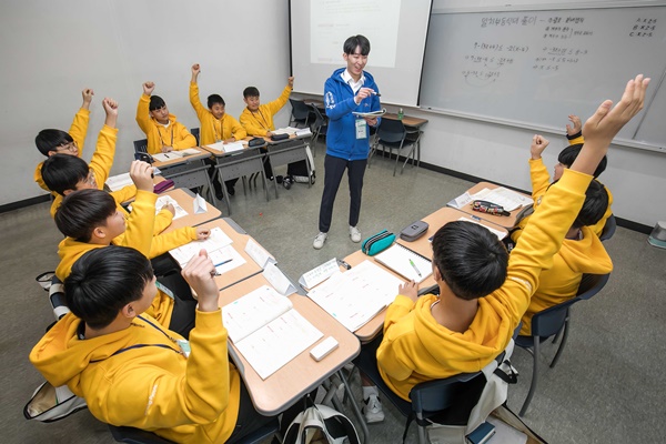 지난 11일 경기도 용인시 한국외국어대학교 글로벌캠퍼스에서 '2020 삼성 드림클래스 겨울캠프'에 참가한 중학생들이 대학생 멘토로부터 수업을 듣고 있다.  
ⓒ삼성전자
