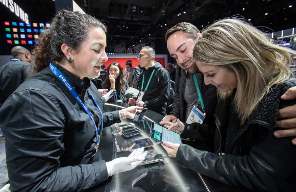 미국 라스베이거스에서 열리는 세계 최대 전자 전시회 CES 2020 개막일인 지난 7일(현지시간) 삼성전자 전시관에서 관람객들이 '갤럭시 폴드 5G'를 체험하고 있다.ⓒ삼성전자