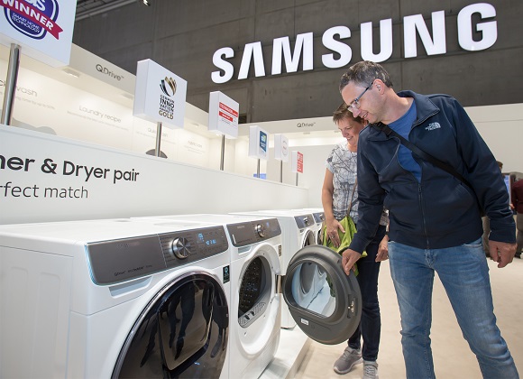지난해 9월 독일 베를린에서 열린 유럽 최대 가전 전시회 'IFA 2019'에서 삼성전자 전시장을 방문한 관람객들이 삼성 의류케어가전인 세탁기와 건조기를 감상하고있다.