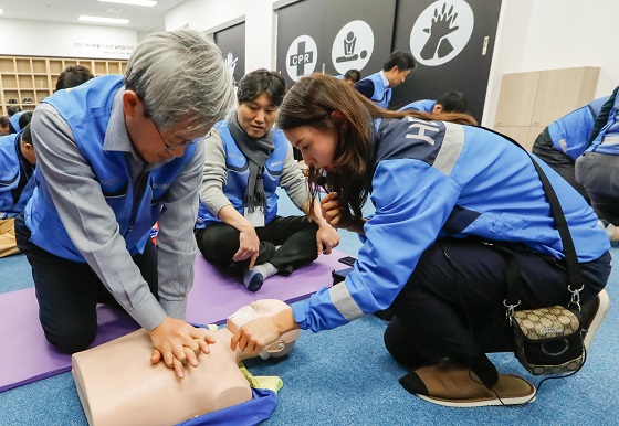 대림산업 임직원들이 30일 안전체험학교 CPR 실습실에서 심폐소생술 교육을 실시하고 있다.ⓒ대림산업