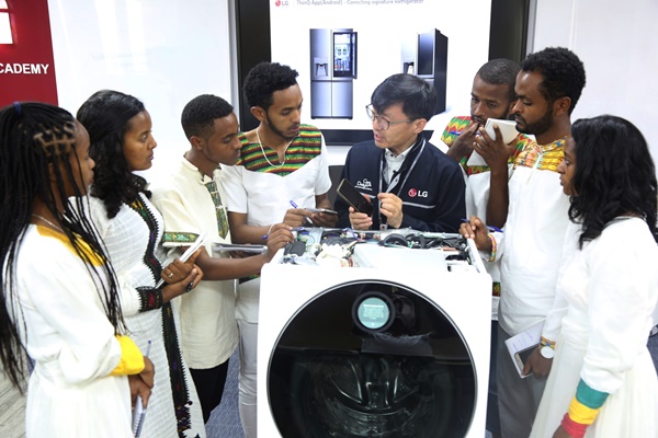 현지 학생들이 LG 시그니처 세탁기 수리 교육을 받고 있다.ⓒLG전자