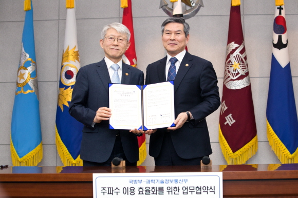 최기영 과학기술정보통신부 장관(사진 왼쪽)과 정경두 국방부 장관이 협약서 서명을 마치고 기념촬영 하고 있다.ⓒ과학기술정보통신부