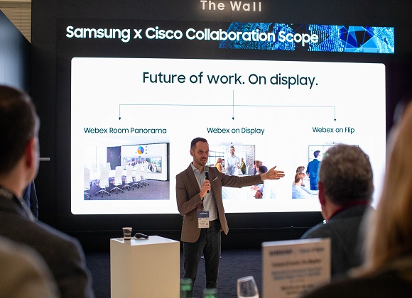 삼성전자가 11일(현지시각) 네덜란드 암스테르담에서 열리는 ‘ISE 2020’에서 시스코(Cisco)와 함께 차세대 화상회의 솔루션 ‘웹엑스 온 플립(Webex on Flip)’을 공개했다. 사진은 샌딥 마흐라 시스코 상무가 웹엑스 온 플립을 소개하고 있다.