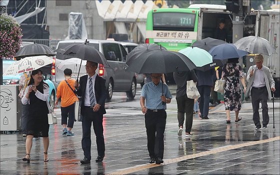 시민들이 우산을 쓰고 길을 걸어가고 있다.ⓒ데일리안 포토