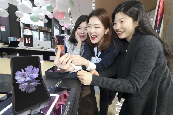 서울 광화문 KT스퀘어에서 고객들이 갤럭시 Z Flip을 사용하고 있다.ⓒKT