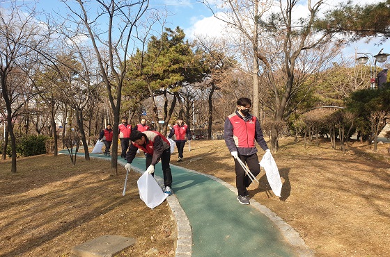 주안 캐슬&더샵 봉사단이 지난 1월 30일 인천공사현장에서 쓰레기를 줍고 있다.ⓒ롯데건설