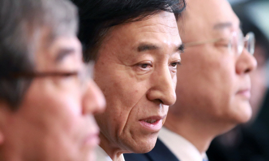이주열 한국은행 총재가 코로나19 사태로 인한 금리인하 기대가 있지만, 부작용까지 고려해서 신중히 판단해야 한다는 입장을 밝혔다.ⓒ연합