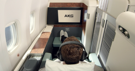 삼성전자 오디오 브랜드 AKG의 노이즈캔슬링 헤드폰 N700이 대한항공 퍼스트클래스 전용 공식 헤드폰으로 선정됐다. AKG 헤드폰이 비치된 대한항공 퍼스트클래스 내부 이미지.