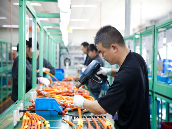 LS EV 코리아 중국 사업장에서 작업자들이 전기차용 하네스를 조립하고 있다. ⓒLS EV 코리아
