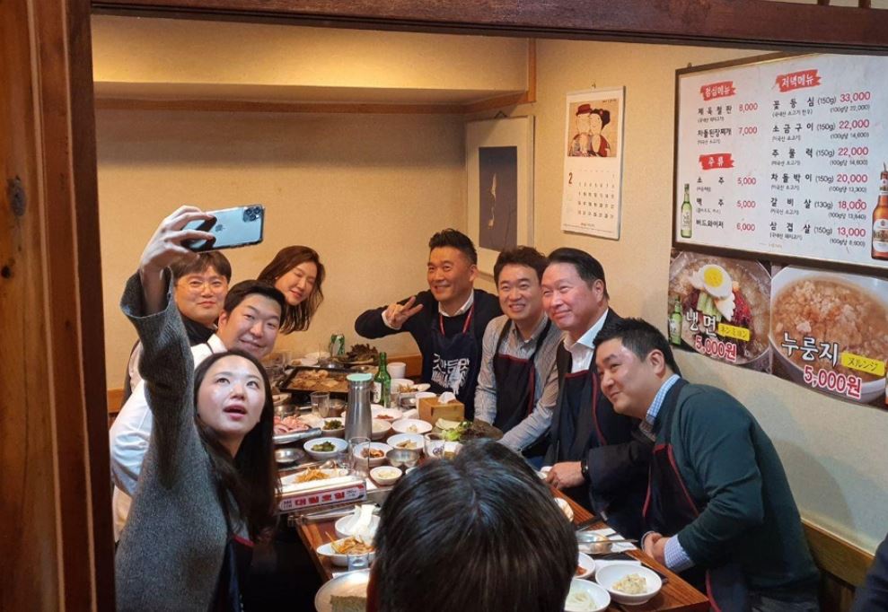 최태원 SK 회장이 코로나19 사태로 어려움을 겪는 자영업을 돕는 차원에서 19일 직원들과 함께 서울 종로 일대 식당에서 함께 회식을 했다.