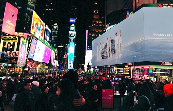 현대자동차와 방탄소년단이 함께한 '글로벌 수소 캠페인' 영상이 뉴욕 타임스퀘어 중심에 위치한 메리어트 마퀴즈 호텔 전광판을 통해 상영되고 있다. ⓒ현대차