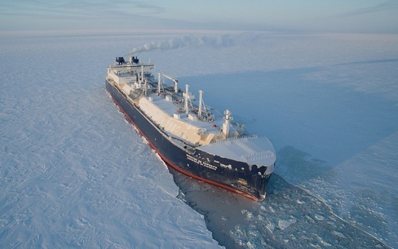 대우조선해양이 건조한 쇄빙 액화천연가스(LNG) 운반선이 얼음을 깨며 운항하고 있다.ⓒ대우조선해양