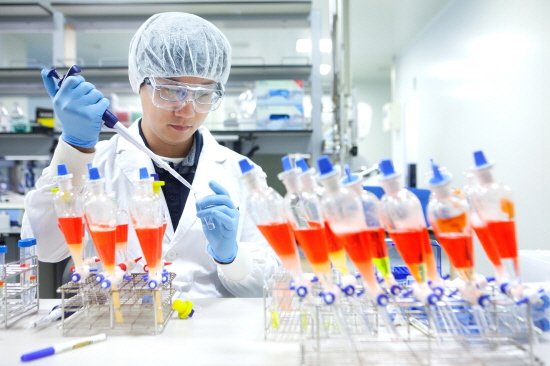 SK바이오사이언스 연구원이 백신 개발 R&D를 진행하는 모습