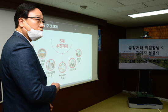 LG전자는 24일 경기도 화성시에 위치한 협력사 유양디앤유에서 간담회를 열고 상생방안을 발표했다.