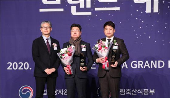 지난 20일 서울 더 프라자 호텔에서 열린 '2020 국가 소비자중심 브랜드 대상'에서 우방산업 조유선 대표(오른쪽)가 수상 후 관계자들과 기념촬영을 하고 있다. ⓒSM우방