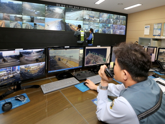 포항제철소 보안직원들이 보안상황실에서 최첨단 CCTV를 활용해 제철소 경계구역을 모니터링하고 있다. ⓒ포스코