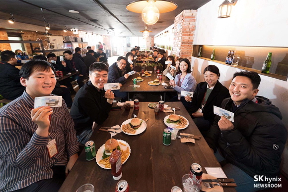 SK하이닉스 분당캠퍼스는 지난 19일부터 성남시와 손잡고 구성원들의 인근 식당 이용을 독려하는 '소상공인 이웃과 코로나19 위기극복 함께하기 캠페인'을 시작했다.ⓒSK하이닉스 뉴스룸