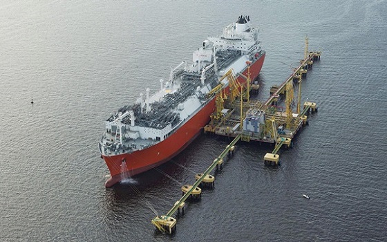 대우조선해양이 건조해 지난 2014년 엑셀러레이트에너지에 인도한 부유식 액화천연가스 저장·재기화설비(LNG-FSRU)가 해상에서 천연가스를 공급하고 있다.ⓒ대우조선해양