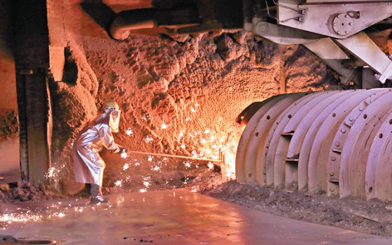 포스코 광양제철소 제1고로 공장에서 한 근로자가 출선작업(철광석을 녹여 쇳물을 뽑아내는 과정)을 하고 있다.ⓒ포스코
