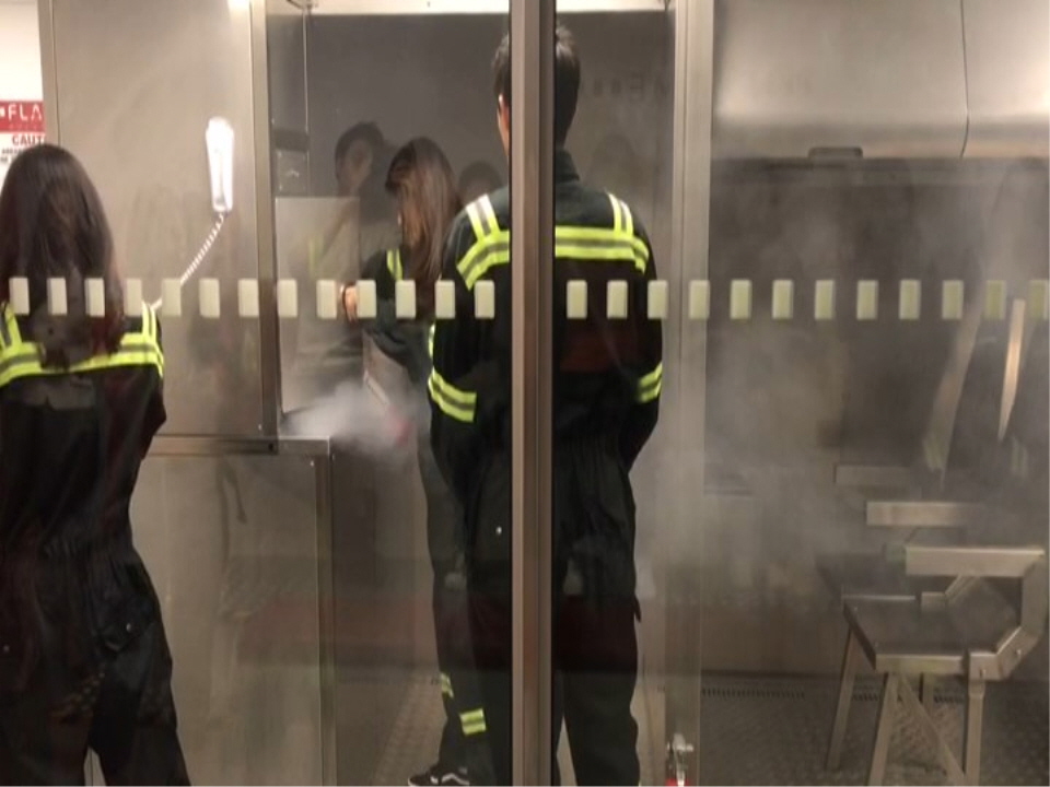 CAE 쿠알라룸푸르 센터에서진행된 비행기 화재진압 훈련에서 교육생들이 역할을 분담해 화재를 진압하고 있다.ⓒEBN 