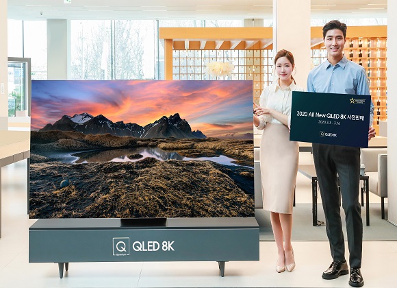 삼성전자 모델이 2020년형 QLED 8K TV 사전판매 이벤트를 소개하고 있다.